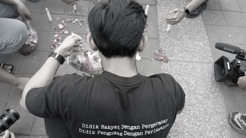 Aksi tabur bunga untuk korban tabrakan kereta api oleh Aksi Kamisan Bekasi, Kamis sore, 30 April 2026. (Foto: Muhammad Akmal/BandungBergerak)