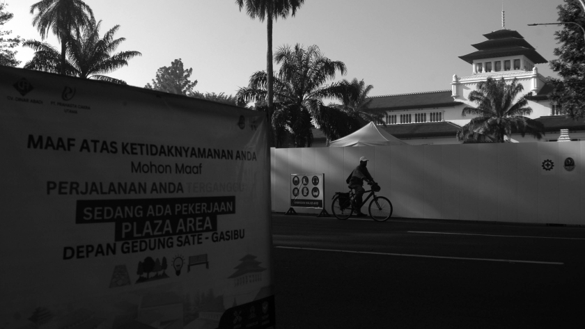 Pesepeda melintas di Jalan Diponegoro di tengah proyek integrasi Gedung Sate-Gasibu. (Foto: Prima Mulia/BandungBergerak)