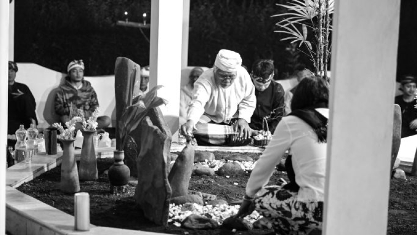 Peringatan tokoh penghayat Mama Mei Kartawinata, Ciparay, Kabupaten Bandung, Jumat malam, 1 Mei 2026. (Foto: Insan Radhiyan/BandungBergerak)