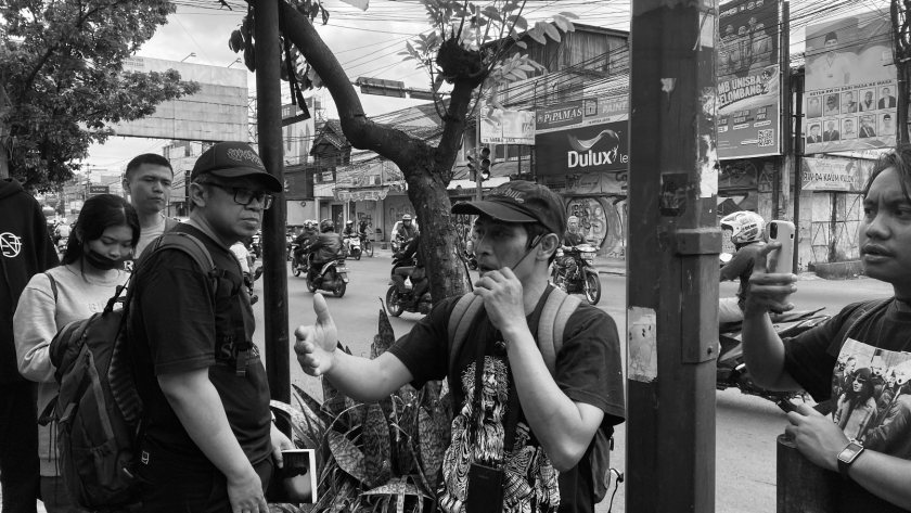 Kimung, salah satu pendiri band Burgerkill sekaligus penulis buku Ujungberung Rebels, menjadi pemandu Ngaleut. (Foto: Muhammad Jadid Alfadlin/BandungBergerak)