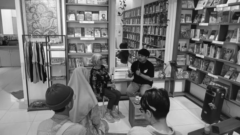 Diskusi Mengenang Mia Bustam: Mewariskan Ingatan Tanpa Mewariskan Luka di Perpustakaan Bunga di Tembok, Bandung, Minggu, 3 Mei 2026. (Foto: Muhamad Rafi/BandungBergerak)