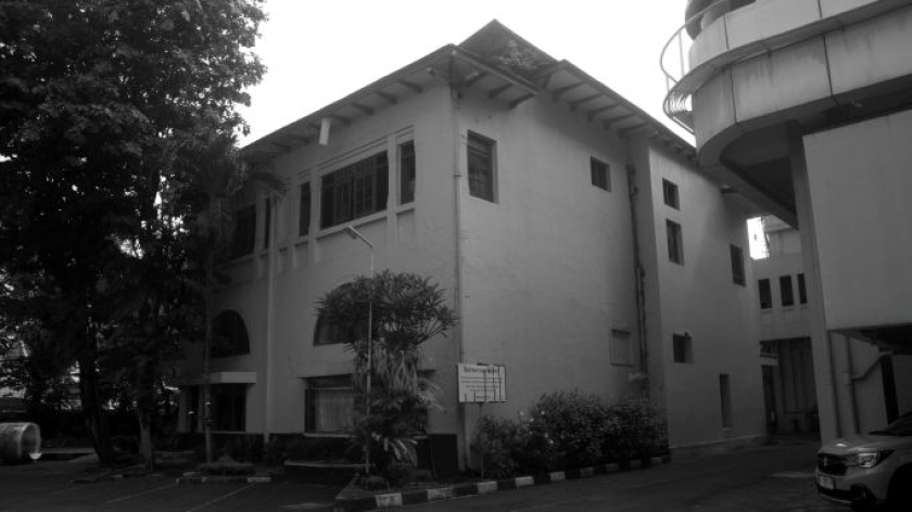 Bangunan asli gothic revival Hotel Savoy Homann, Bandung, April 2026. (Foto: Prima Mulia/BandungBergerak)