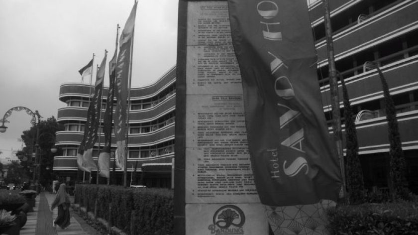Monumen Dasasila Bandung di Jalan Asia Afrika, Bandung, April 2026. (Foto: Prima Mulia/BandungBergerak)