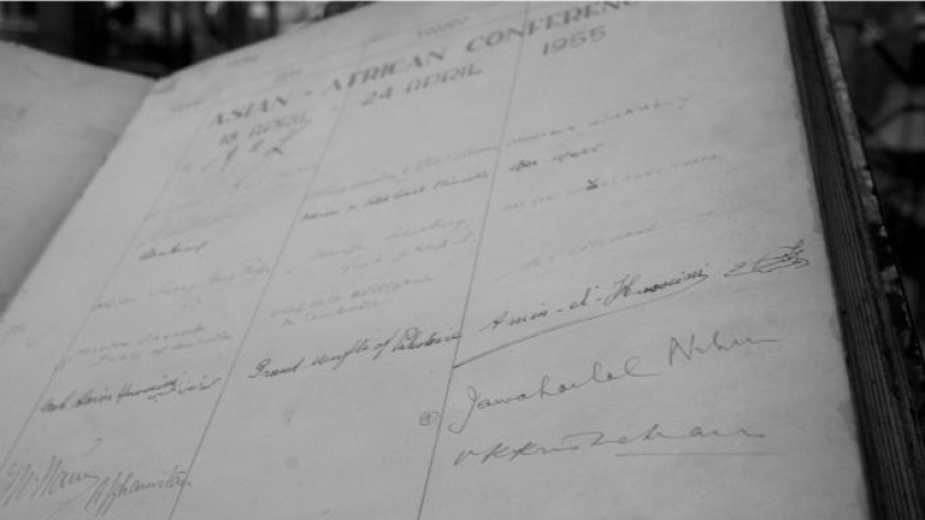 Tanda tangan Perdana Menteri India Pandit Jawaharlal Nehru di Hotel Savoy Homann, Bandung, April 2026. (Foto: Prima Mulia/BandungBergerak)