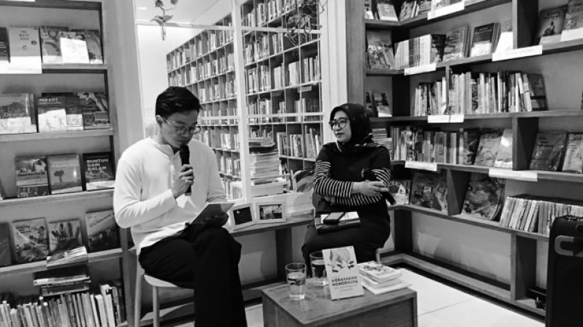 Diskusi buku Merayakan Menopause dengan Progresif karya Foggy FF di Perpustakaan Bunga di Tembok, Bandung, Jumat, 8 Mei, 2026 (Foto: Nidan Nurhamidah/BandungBergerak)