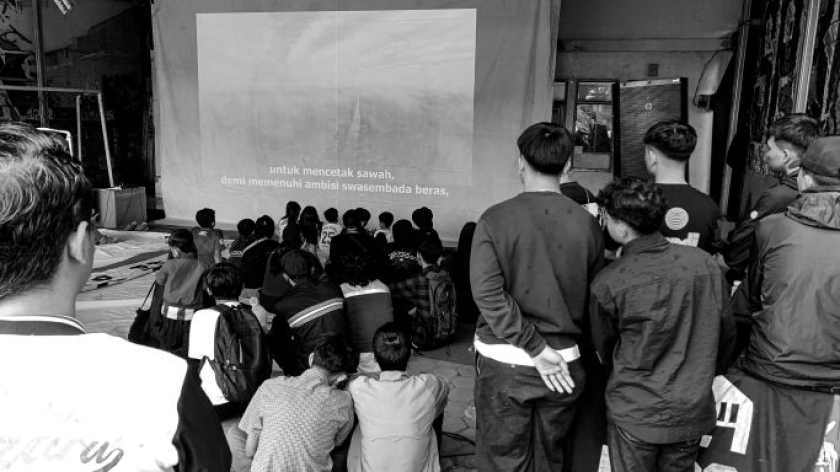 Nonton film Pesta Babi tentang tradisi di Papua di lapangan Balai RW Dago Elos, Bandung, Minggu siang, 10 Mei 2026. (Foto: Insan Radhiyan/BandungBergerak)