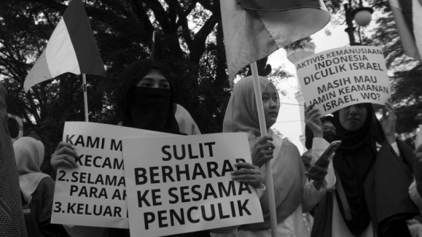 Aktivis, relawan, dan masyarakat umum, melakukan unjuk rasa mengecam militer Israel di Bandung, Selasa, 19 Mei 2026. (Foto: Prima Mulia/BandungBergerak)