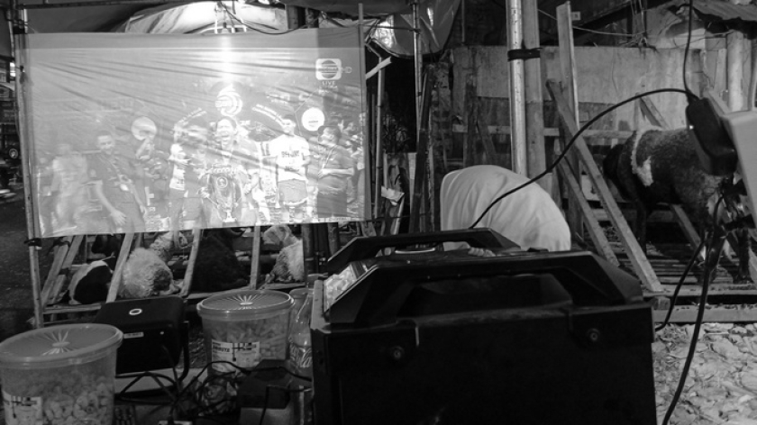 Nonton Persib di lapak hewan kurban di Cibaduyut, Bandung, Sabtu malam, 23 Mei 2026. (Foto: Muhammad Akmal/BandungBergerak)