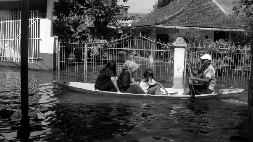 Warga menggunakan perahu di Desa Dayeuhkolot, Kecamatan Dayeuhkolot, Kabupaten Bandung, 26 Mei 2026. (Foto: Prima Mulia/BandungBergerak)