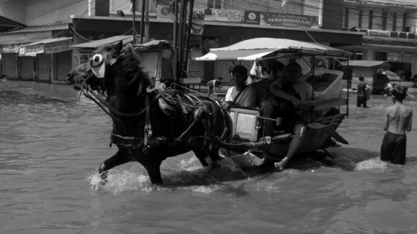 Warga korban banjir di Desa Dayeuhkolot, Kecamatan Dayeuhkolot, Kabupaten Bandung, 26 Mei 2026. (Foto: Prima Mulia/BandungBergerak)