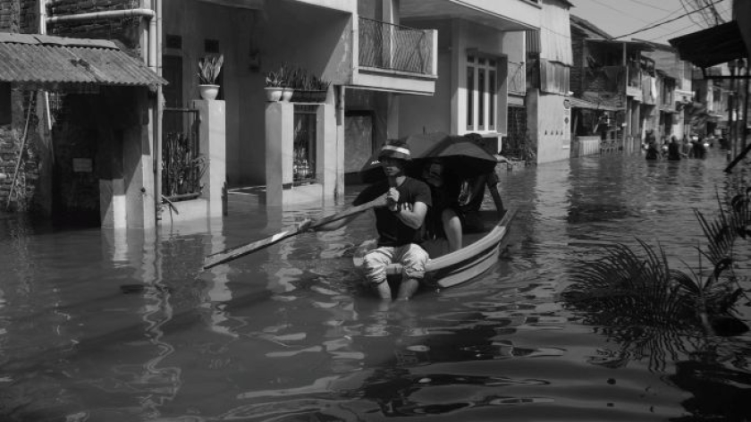 Warga korban banjir di Desa Bojongasih, Kabupaten Bandung, 26 Mei 2026. (Foto: Prima Mulia/BandungBergerak)