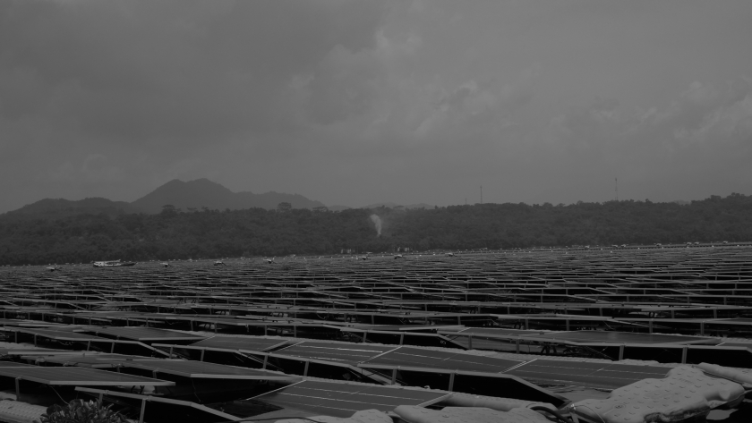 Hamparan panel surya di Waduk Cirata. (Foto: Fitri Amanda/BandungBergerak)