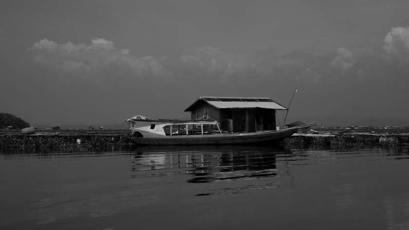 Daya jelajah perahu warga untuk mencari ikan, kian terbatas. (Foto: Fitri Amanda/BandungBergerak)