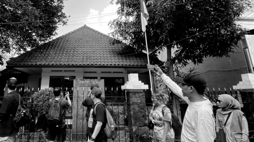 Komunitas bobotoh di Bandung mengikuti kegiatan susur sejarah Balik Bandung, Menyusuri Sudut Lain Kota, Sabtu, 30 Mei 2026. (Foto: Yopi Muharam/BandungBergerak)