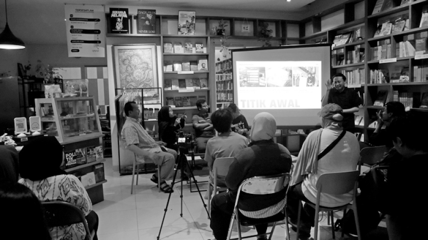 Diskusi Sabtu Sore bertajuk Dari Ruang Belajar Alternatif Menuju Gerakan Menggugat Kota di Perpustakaan Bunga di Tembok, Bandung, Sabtu, 30 Mei 2026. (Foto: Fitri Amanda/BandungBergerak)