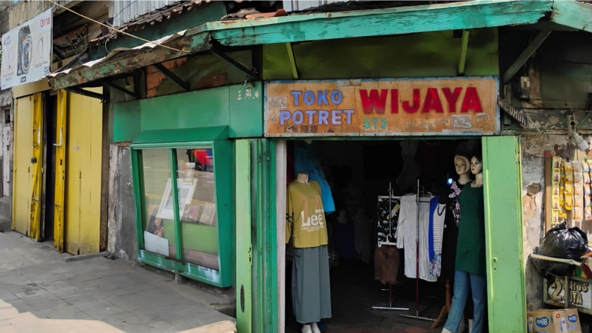 Salah satu toko potret legendaris di Kota Bandung dengan papan nama yang dibuat dengan lukisan tangan. (Foto: Gan Gan Jatnika)