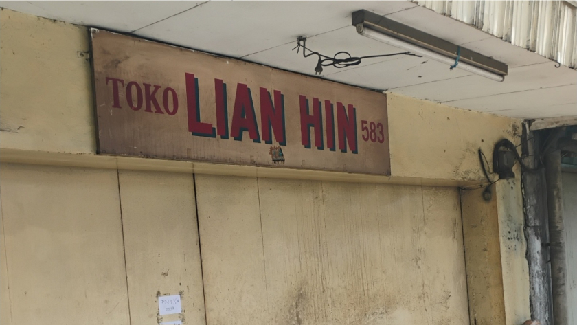 Hasil karya sign painting puluhan tahun lalu saat ini terkesan vintage. (Foto: Gan Gan Jatnika)