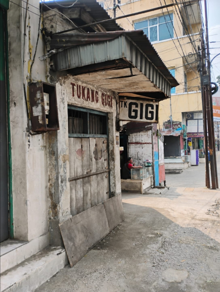 Bukan sekadar pemberi informasi, papan nama toko adalah arsip kota. (Foto: Gan Gan Jatnika)