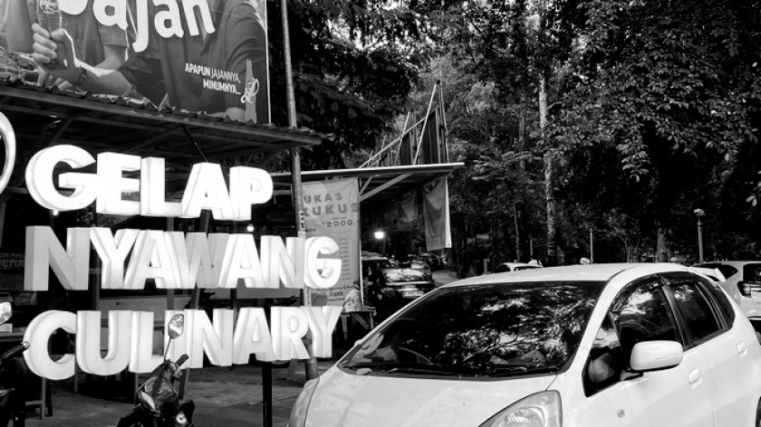 PKL di Jalan Gelap Nyawang, Bandung, Kamis sore, 4 Juni 2026. (Foto: Yopi Muharam/BandungBergerak)