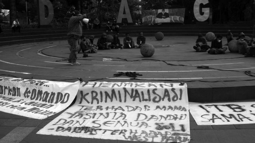Mahasiswa membentang spanduk tutupi pos polisi Cikapayang saat unjuk rasa memperingati Hari Lingkungan  Hidup Dunia di Bandung, 5 Juni 2026. (Foto: Prima Mulia/BandungBergerak)