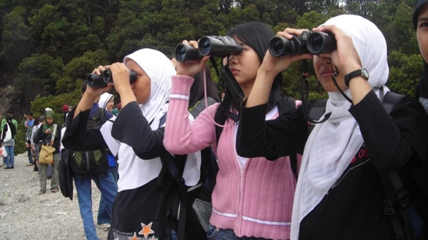 Pada awal 2000-an, para anggota Himpunan Mahasiswa Biologi Unpad (HIMBIO) sering aktif melakukan kegiatan birdwatching (hobi mengamati burung di alam) di Kota Bandung dan sekitarnya, kini kegiatan tersebut sungguh langka. (Foto: Dokumentasi HIMBIO-Unpad)