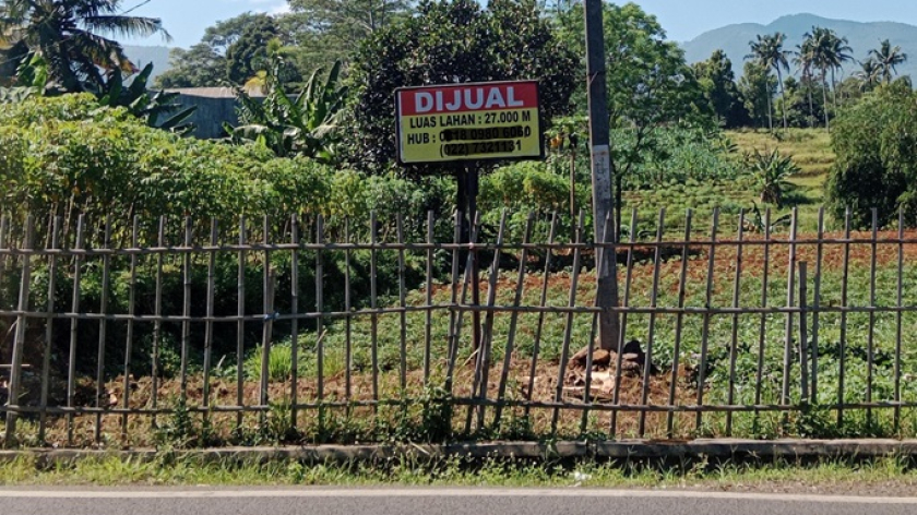 Terlihat papan iklan jual beli lahan tanah di Jalan Parakanmuncang Sumedang. (Foto: Dokumetasi Akmal Fauzan, 2026)