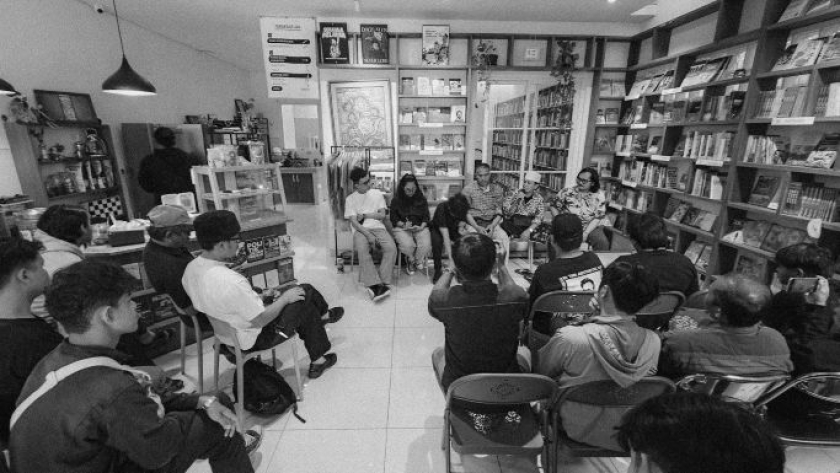 Paguyuban Warga Jaga Giri menolak geotermal dalam pertemuan di Perpustakaan Bunga di Tembok, Bandung, Senin, 8 Juni 2026. (Foto: Virliya Putricantika/BandungBergerak)