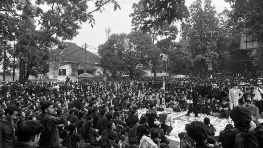 Suasana aksi massa dari mahasiswa dan masyarakat Kota Bandung di depan gedung DPRD Jawa Barat, Senin, 15 Juni 2026. (Foto: Muhammad Jadid/BandungBergerak)