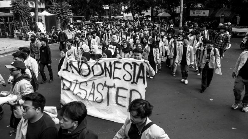Suasana aksi massa dari mahasiswa dan masyarakat Kota Bandung di depan gedung DPRD Jawa Barat, Senin, 15 Juni 2026. (Foto: Virliya Putricantikan/BandungBergerak)