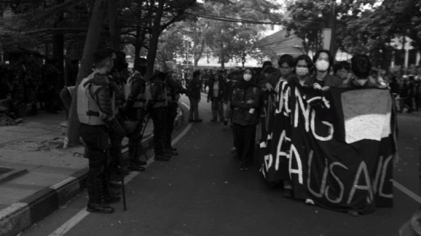 Unjuk rasa di depan gedung DPRD Provinsi Jawa Barat di Bandung, 17 Juni 2026. (Foto: Prima Mulia/BandungBergerak)