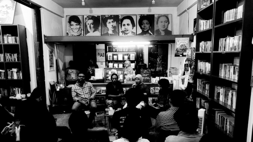 Diskusi membaca otoritarianisme di Toko Buku Pelagia, Bandung, Jumat, 12 Juni 2026. (Foto: Insan Radhiyan/BandungBergerak)
