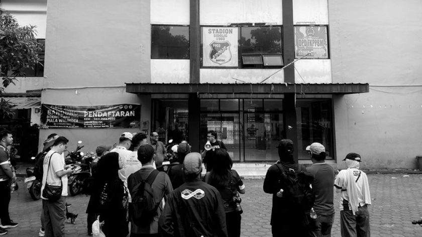 Bobotoh di Stadion Sidolig, Jalan Ahmad Yani, Bandung, Sabtu, 13 Juni 2026. Mereka berkumpul dalam acara bobotoh susur sejarah. (Foto: Yopi Muharam/BandungBergerak)