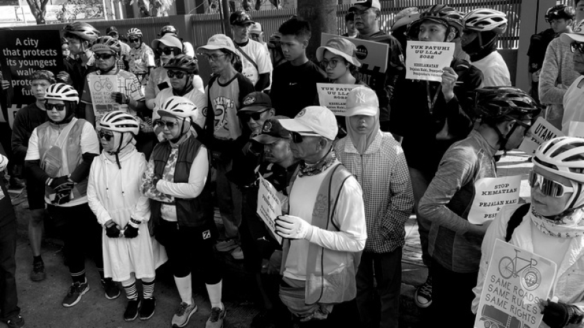 Solidaritas untuk Dika Putra Mahardika, 14 tahun, pelajar dan pesepeda remaja yang tertabrak truk tanker di Jalan Sukarno-Hatta, Bandung, Sabtu, 20 Juni 2026. (Foto: Yopi Muharam/BandungBergerak)