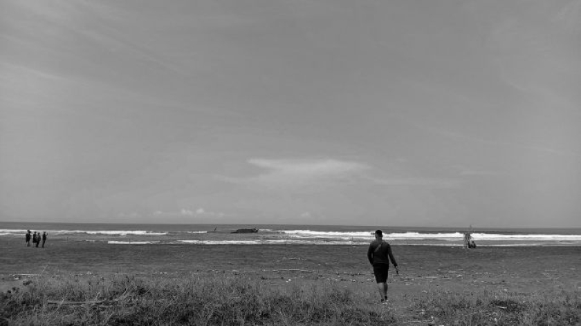 Bangkai tongkang batu bara terlihat di bibir Pantai Cibenda, Desa Cibenda, Kabupaten Pangandaran, Jawa Barat, Selasa, 23 Juni 2026. (Foto: Muhammad Akmal/BandungBergerak)