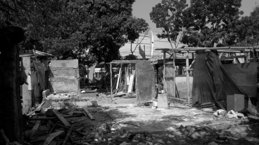 Lapak tanaman hias Jalan Pacuan Kuda, Kelurahan Sukamiskin, Kecamatan Arcamanik, Kota Bandung mulai rata dengan tanah, 19 Juni 2026. (Foto: Prima Mulia/BandungBergerak)