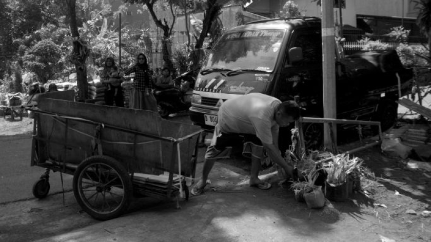 Pemilik lapak memindahkan barangnya di Kelurahan Sukamiskin, Kecamatan Arcamanik, Kota Bandung mulai rata dengan tanah, 19 Juni 2026. (Foto: Prima Mulia/BandungBergerak)