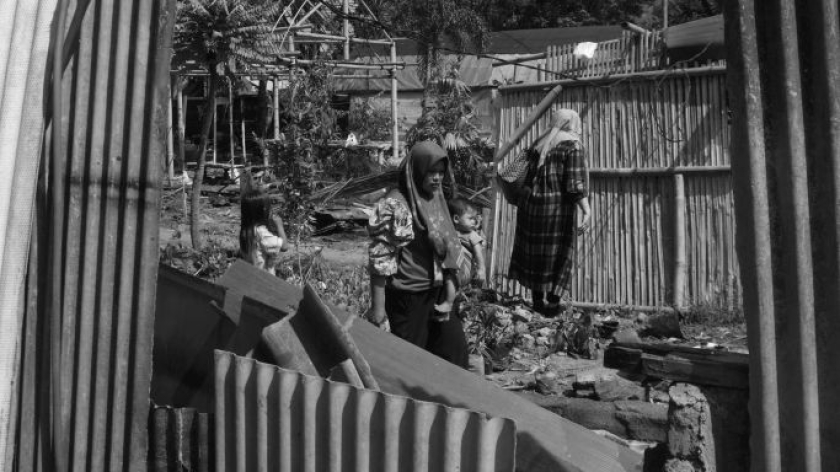 Puing lapak tanaman hias di Kelurahan Sukamiskin, Kecamatan Arcamanik, Kota Bandung mulai rata dengan tanah, 19 Juni 2026. (Foto: Prima Mulia/BandungBergerak)