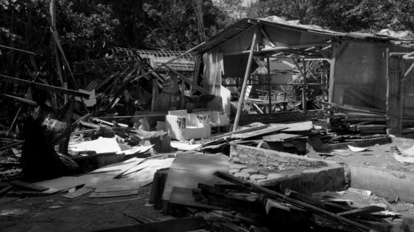 Puing lapak tanaman hias di Kelurahan Sukamiskin, Kecamatan Arcamanik, Kota Bandung mulai rata dengan tanah, 19 Juni 2026. (Foto: Prima Mulia/BandungBergerak)
