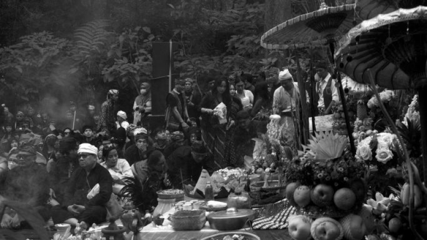Ritual Ngertakeun Bumi Lamba, upacara untuk menjaga keharmonisan alam di kaki Gunung Tangkuban Parahu, Kabupaten Bandung Barat, Minggu, 21 Juni 2026. (Foto: Prima Mulia/BandungBergerak)