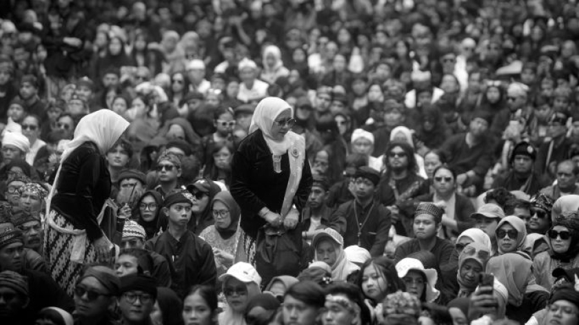 Pengunjung ritual Ngertakeun Bumi Lamba, upacara untuk menjaga keharmonisan alam di kaki Gunung Tangkuban Parahu, Kabupaten Bandung Barat, Minggu, 21 Juni 2026. (Foto: Prima Mulia/BandungBergerak)