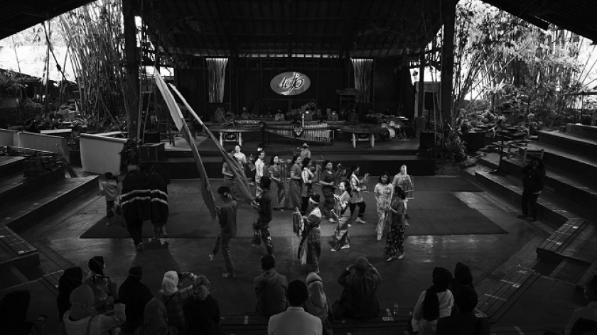 Pertunjukan di ampiteater Saung Angklung Udjo (SAU), Bandung, Minggu (12/9/2021). Pusat seni angklung Bandung ini kolaps terdampak pagebluk. (Foto: Prima Mulia/BandungBergerak.id)