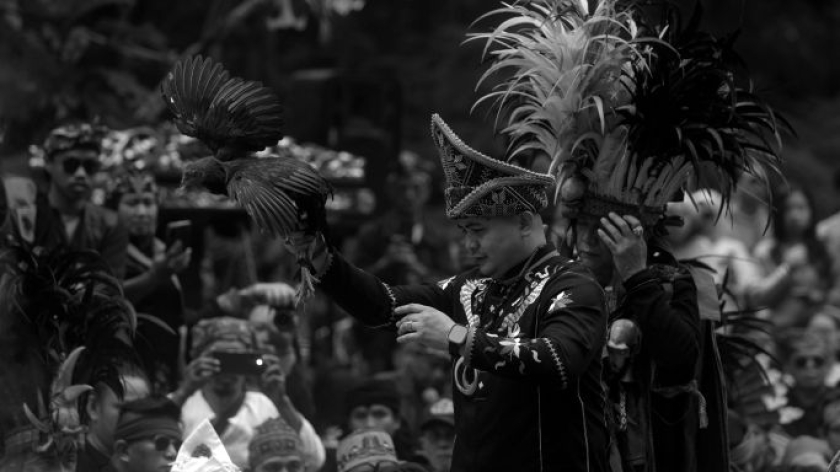 Masyarakat adat nusantara di ritual Ngertakeun Bumi Lamba, upacara untuk menjaga keharmonisan alam di kaki Gunung Tangkuban Parahu, Kabupaten Bandung Barat, Minggu, 21 Juni 2026. (Foto: Prima Mulia/BandungBergerak)