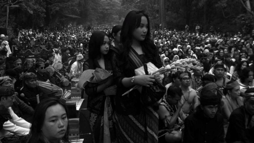 Para dara di ritual Ngertakeun Bumi Lamba, upacara untuk menjaga keharmonisan alam di kaki Gunung Tangkuban Parahu, Kabupaten Bandung Barat, Minggu, 21 Juni 2026. (Foto: Prima Mulia/BandungBergerak)
