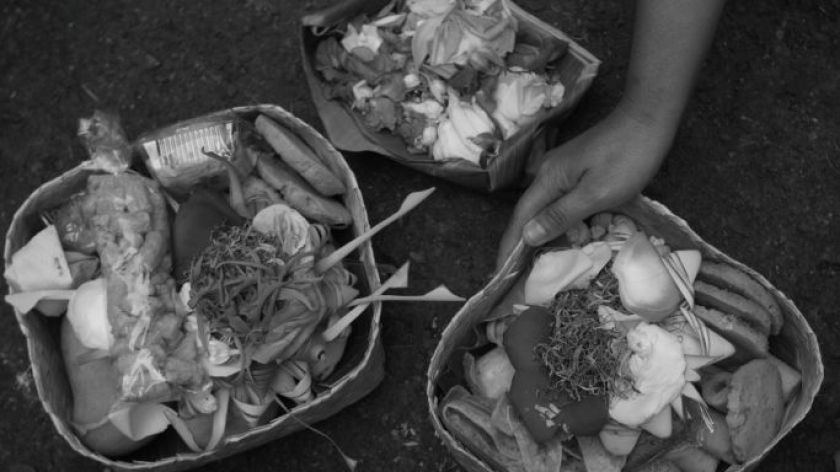 Sesaji ritual Ngertakeun Bumi Lamba, upacara untuk menjaga keharmonisan alam di kaki Gunung Tangkuban Parahu, Kabupaten Bandung Barat, Minggu, 21 Juni 2026. (Foto: Prima Mulia/BandungBergerak)