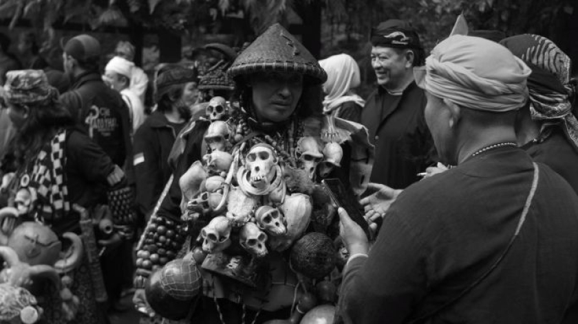 Ajang pertemuan masyarakat adat di ritual Ngertakeun Bumi Lamba, upacara untuk menjaga keharmonisan alam di kaki Gunung Tangkuban Parahu, Kabupaten Bandung Barat, Minggu, 21 Juni 2026. (Foto: Prima Mulia/BandungBergerak)