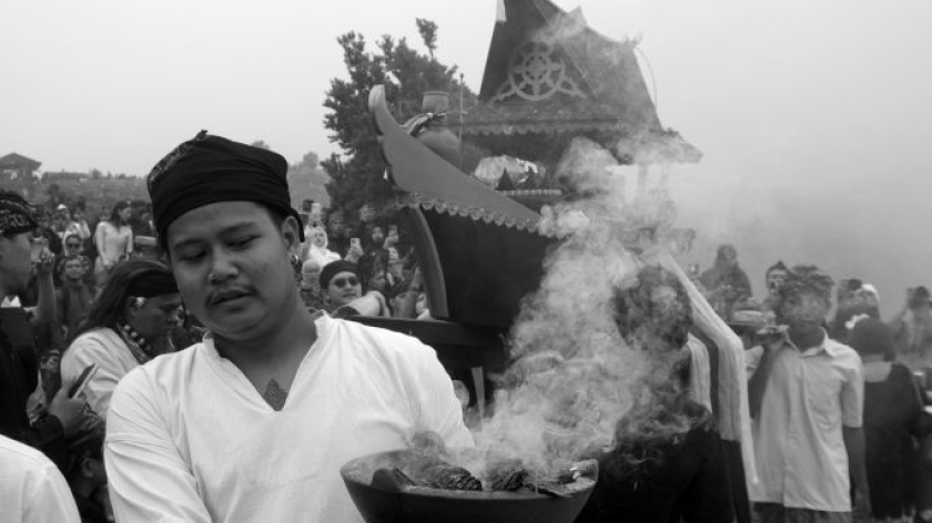 Menggotong jampana di ritual Ngertakeun Bumi Lamba, upacara untuk menjaga keharmonisan alam di kaki Gunung Tangkuban Parahu, Kabupaten Bandung Barat, Minggu, 21 Juni 2026. (Foto: Prima Mulia/BandungBergerak)