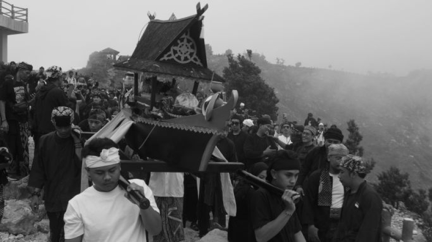 Jampana di ritual Ngertakeun Bumi Lamba, upacara untuk menjaga keharmonisan alam di kaki Gunung Tangkuban Parahu, Kabupaten Bandung Barat, Minggu, 21 Juni 2026. (Foto: Prima Mulia/BandungBergerak)