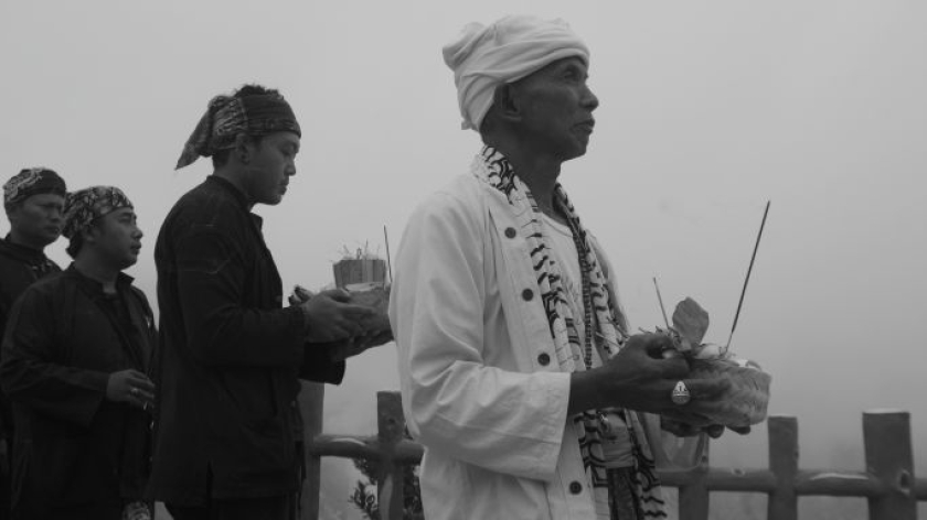Warga adat membawa sesaji di ritual Ngertakeun Bumi Lamba, upacara untuk menjaga keharmonisan alam di kaki Gunung Tangkuban Parahu, Kabupaten Bandung Barat, Minggu, 21 Juni 2026. (Foto: Prima Mulia/BandungBergerak)