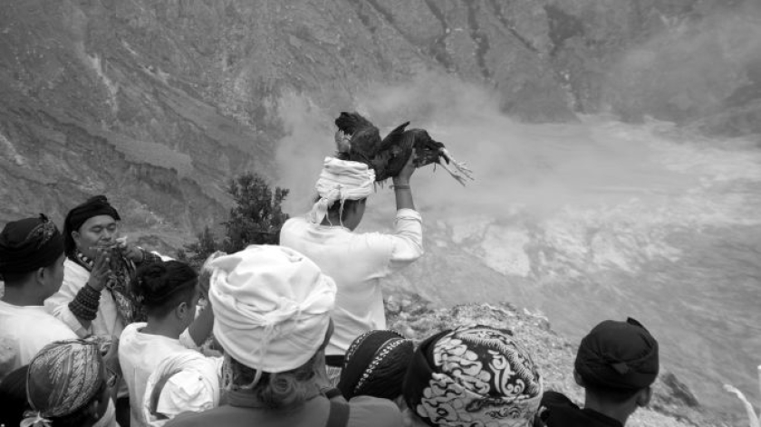 Persembahan di ritual Ngertakeun Bumi Lamba, upacara untuk menjaga keharmonisan alam di kaki Gunung Tangkuban Parahu, Kabupaten Bandung Barat, Minggu, 21 Juni 2026. (Foto: Prima Mulia/BandungBergerak)