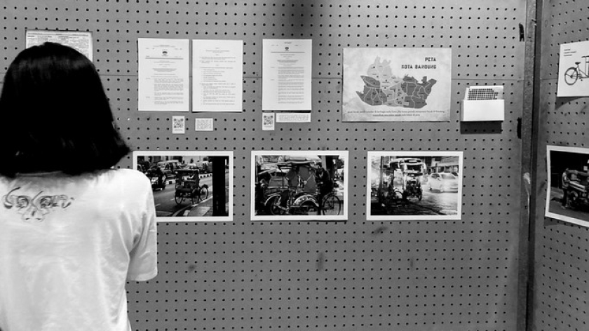 Pameran tunggal bertajuk Menepi, Jejak Becak dalam Sejarah dan Ruang Kota Bandung di Bandung Creative Hub (BCH), Jalan Laswi Nomor 7, Kota Bandung, Jumat, 3 Juli 2026. (Foto: Yopi Muharam/BandungBergerak)